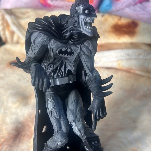 Zombie Batman statue - Picture 9 of 9